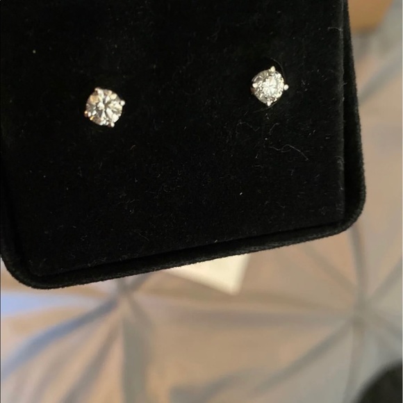 O.81 CT Diamond Earrings - Picture 5 of 8